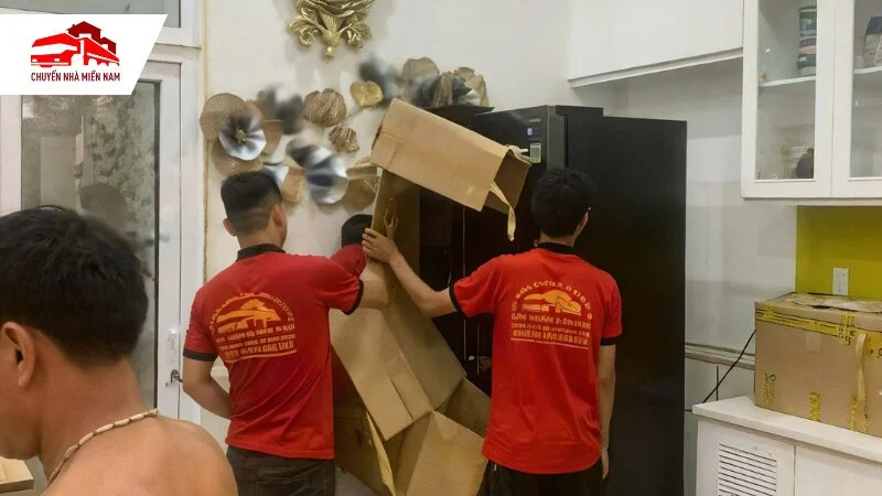 Đóng gói và lắp ráp thiết bị tủ lạnh