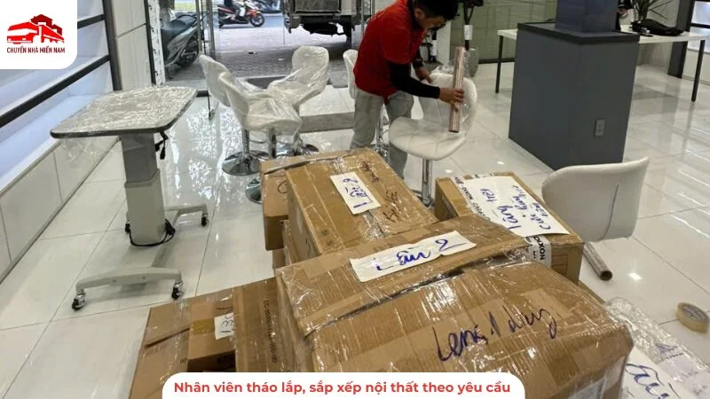 Nhân viên tháo lắp sắp xếp theo yêu cầu của khách hàng