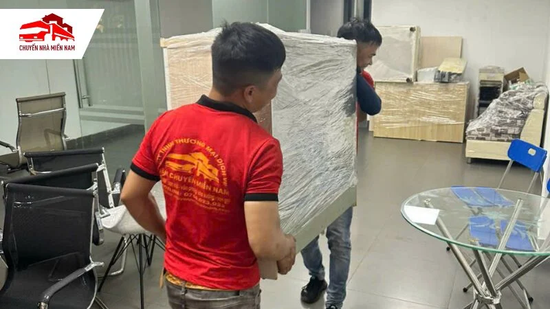 Nhân viên tiến hành vận chuyển nội thất văn phòng
