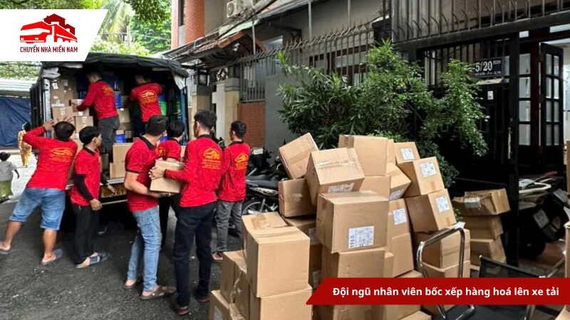 Đội ngũ nhân viên bốc xếp hàng hoá lên xe tải