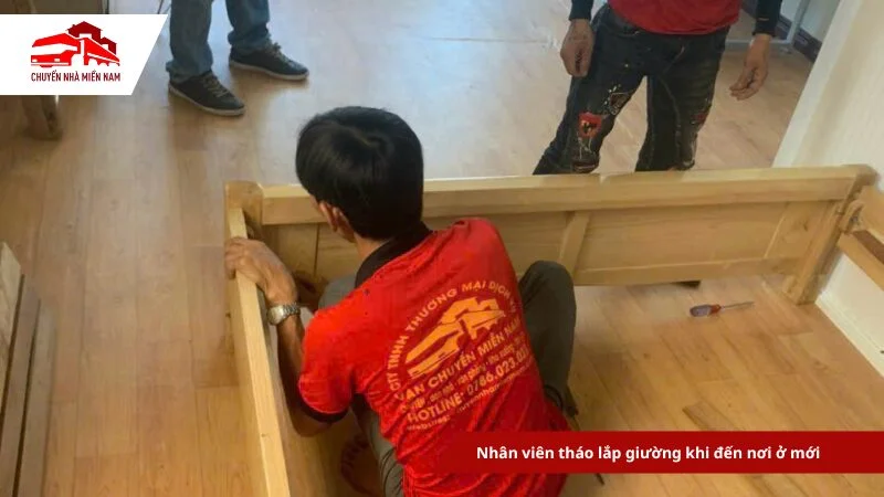 Nhân viên tháo lắp giường khi đến nơi ở mới