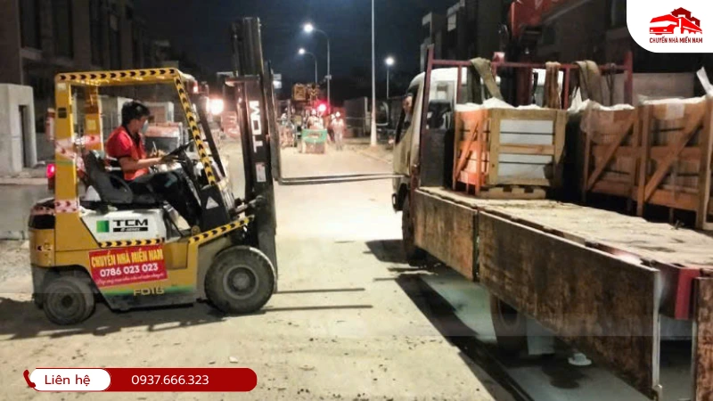 Bốc xếp hàng hóa lên xe tải