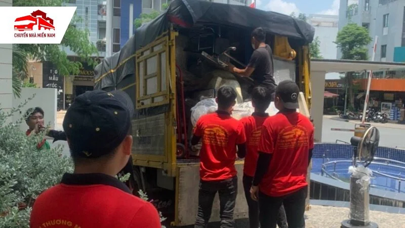 nhân viên chất đồ đạc lên xe tải vận chuyển