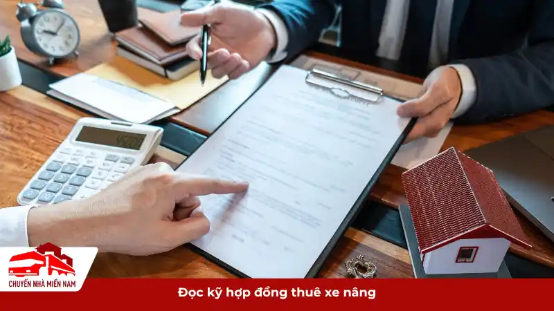 Hai người đang ký hợp đồng thuê xe nâng.