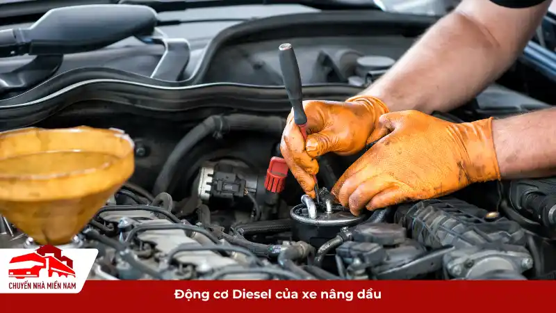 Người thợ sửa xe đang làm việc trên động cơ Diesel của xe nâng