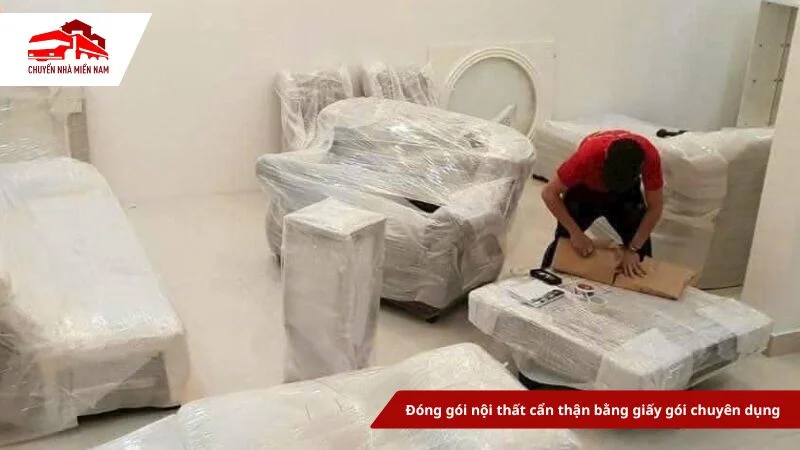 Đóng gói nội thất cẩn thận bằng giấy gói chuyên dụng