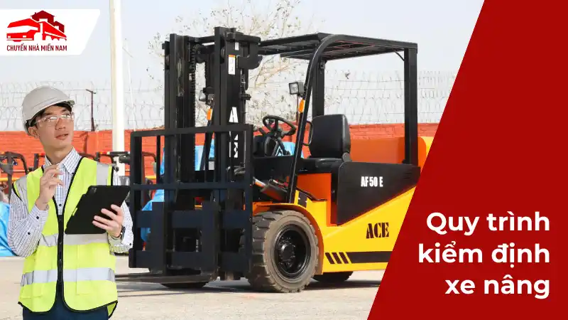 Nhân viên đang kiểm tra xe nâng, bên cạnh là chiếc xe nâng màu cam.