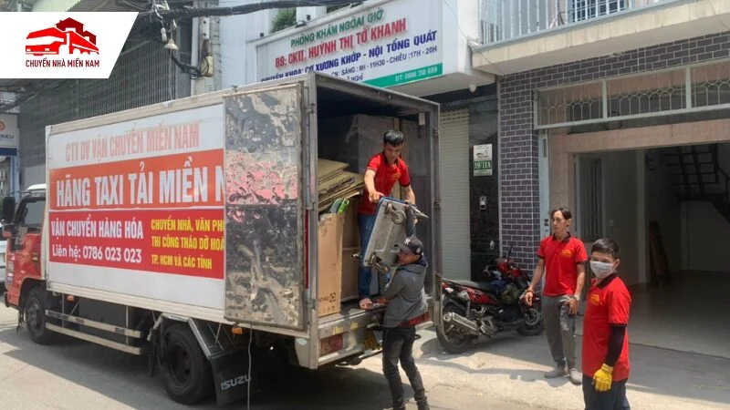 Nhân viên bốc xếp đồ đạc xuống xe tải