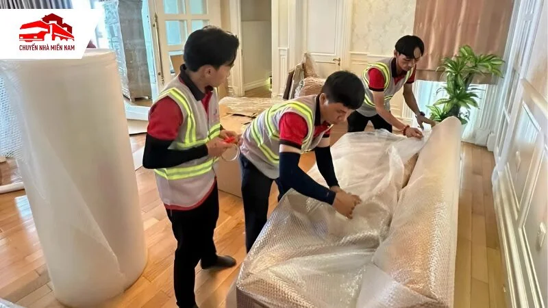 Nhân viên đóng gói đồ đạc cẩn thận an toàn