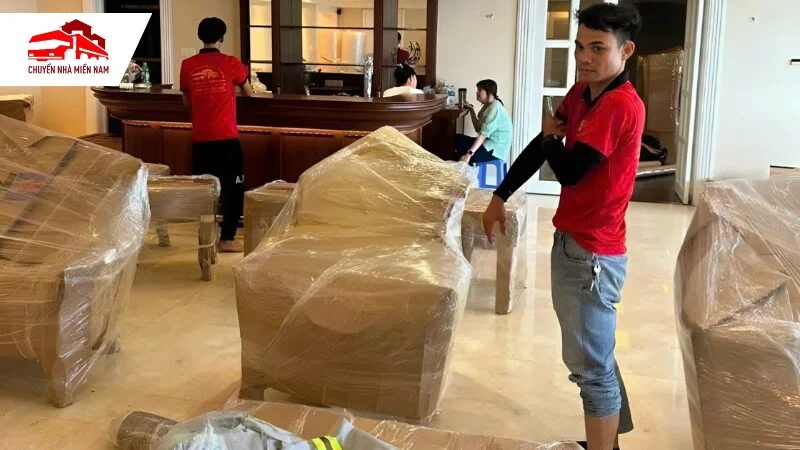 Nhân viên đóng gói ghế sofa chuyên nghiệp