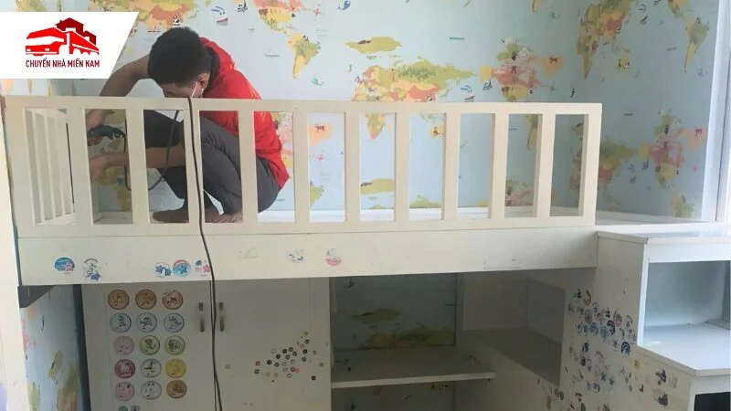 Nhân viên tháo rời giường ngủ chuyên nghiệp