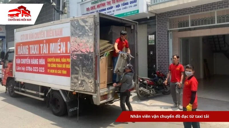 Nhân viên vận chuyển đồ đạc từ taxi tải
