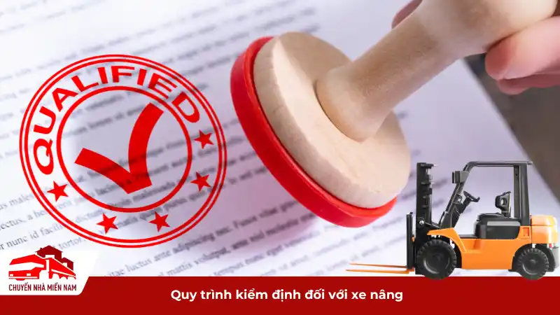 Dấu xác nhận được đóng lên tài liệu với hình ảnh xe nâng ở phía dưới.