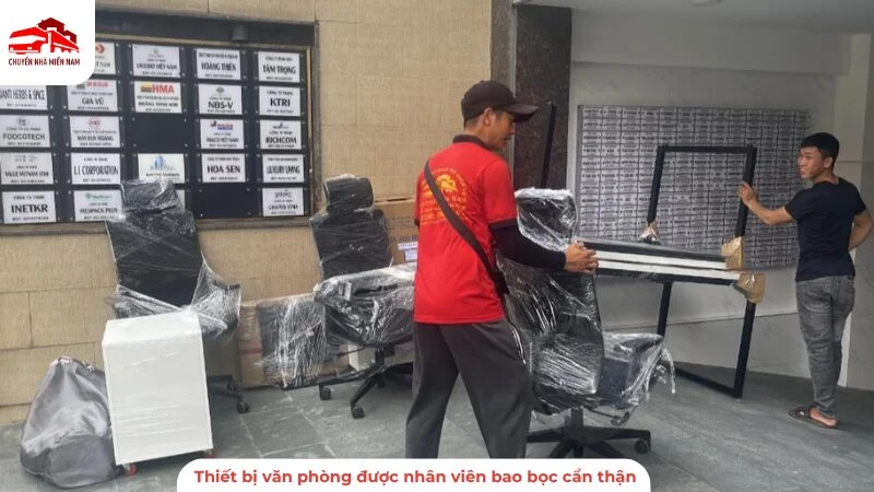 Thiết bị văn phòng được nhân viên bao bọc cẩn thận
