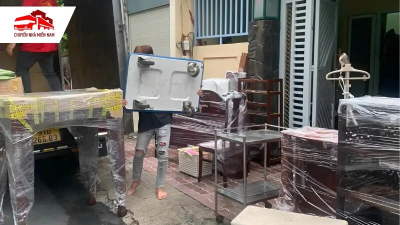 Vận chuyển nội thất lên xe tải Kubet