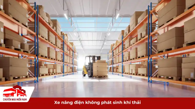 Không gian kho chứa hàng với xe nâng điện đang hoạt động
