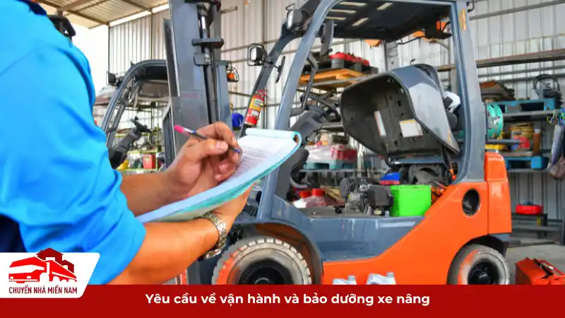 Một người đang ghi chép yêu cầu về vận hành và bảo dưỡng xe nâng