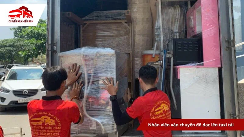 Nhân viên vận chuyển đồ đạc lên taxi tải