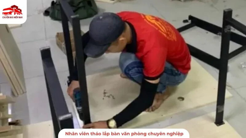 Nhân viên tháo lắp bàn văn phòng chuyên nghiệp
