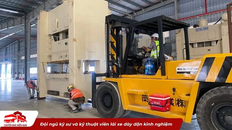 Đội ngũ kỹ sư và kỹ thuật viên lái xe dày dặn kinh nghiệm