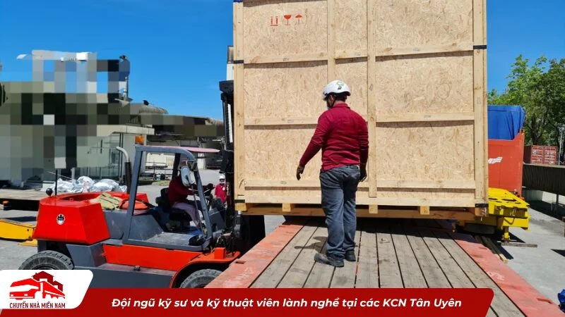 Đội ngũ kỹ sư và kỹ thuật viên lành nghề tại các KCN Tân Uyên
