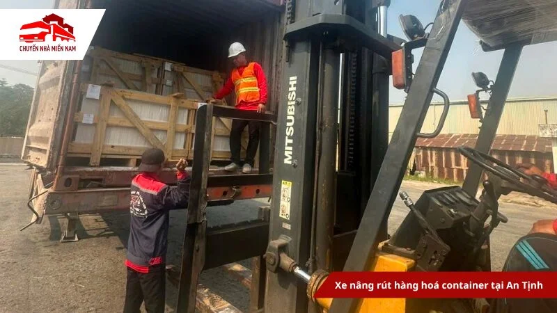 Xe nâng rút hàng hoá container tại An Tịnh