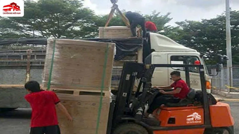 Bốc đỡ hàng hóa container bằng xe nâng