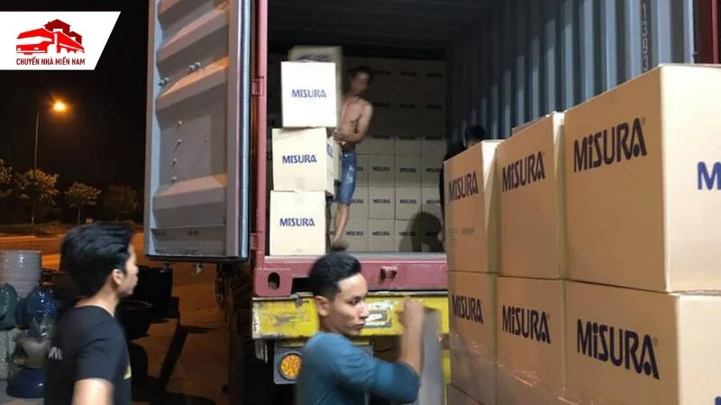 bốc hàng hoá từ container chuyên nghiệp của Kubet Miền Nam