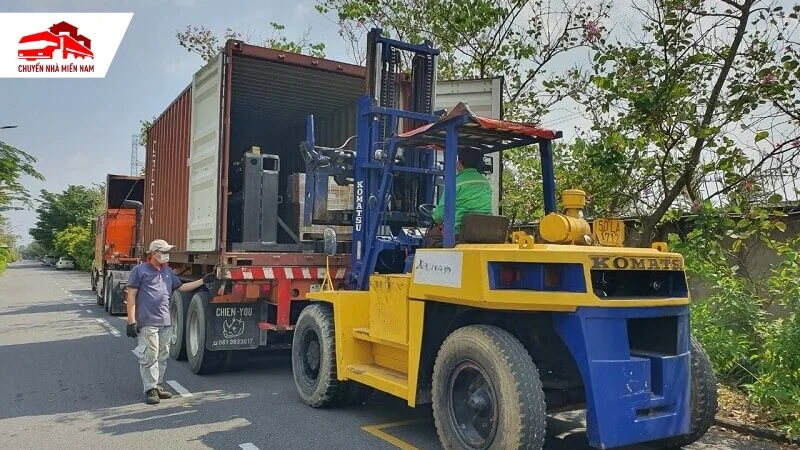 chuyên cung cấp dịch vụ bốc xếp container tại TPHCM