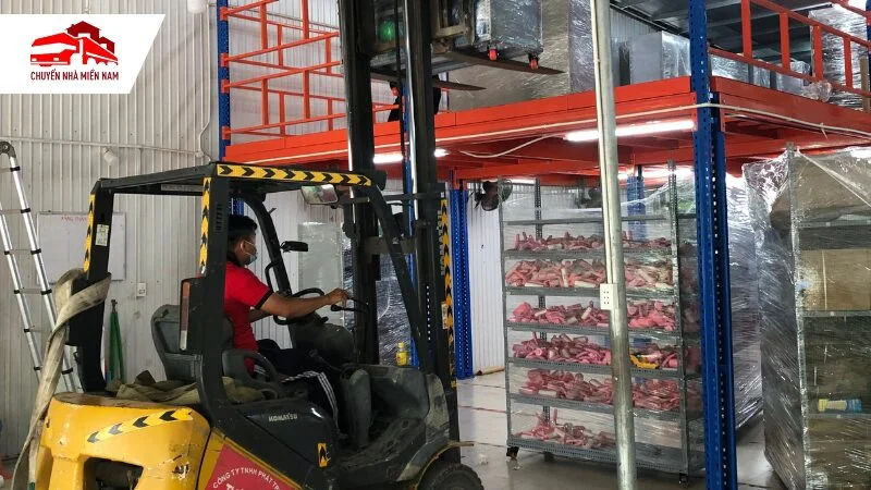 di chuyển hàng hoá bằng xe nâng hàng