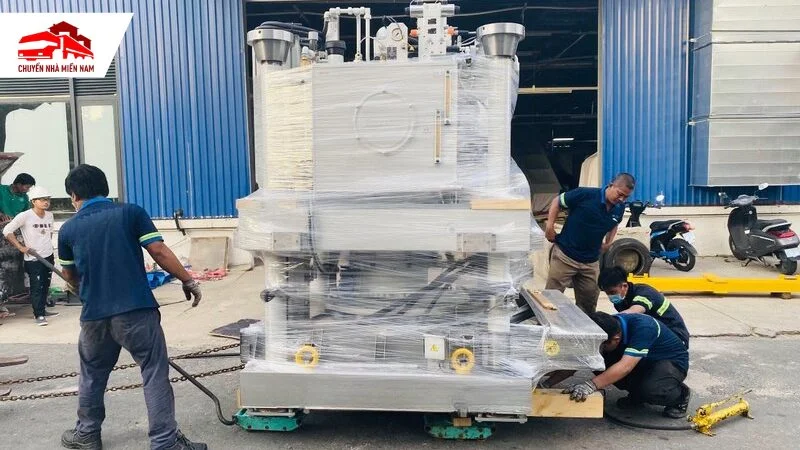 dịch vụ nâng hạ lắp đặt máy móc vào vị trí mới