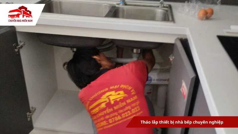 Đội ngũ nhân viên tiến hành tháo lắp thiết bị nhà bếp