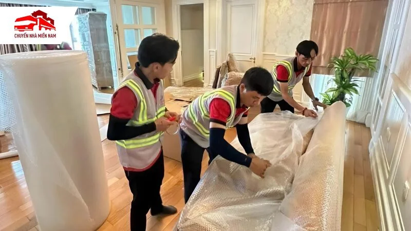 Đóng gói đồ đạc trước khi vận chuyển
