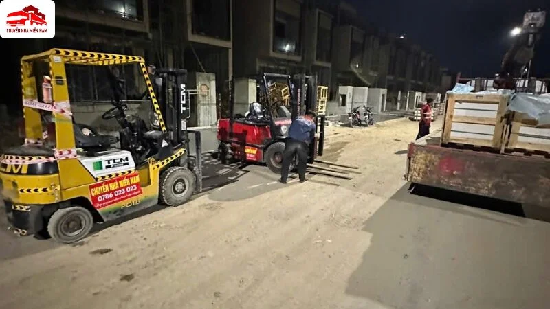 Bốc hàng lên container bằng xe nâng
