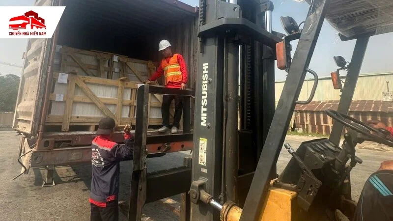 nhân viên khuân vác hàng được đào tạo có kỹ thuật