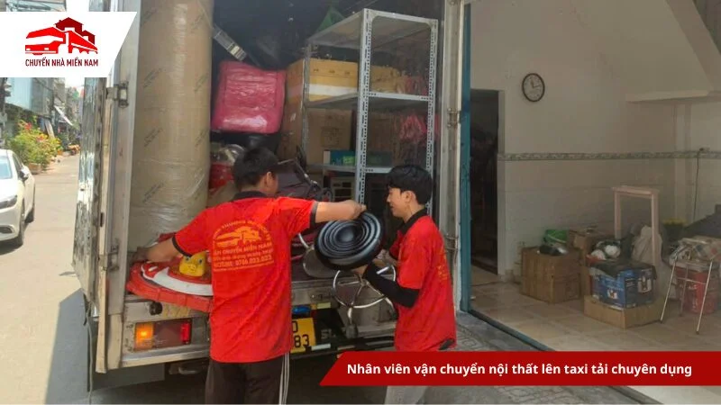 Nhân viên vận chuyển nội thất lên taxi tải chuyên dụng
