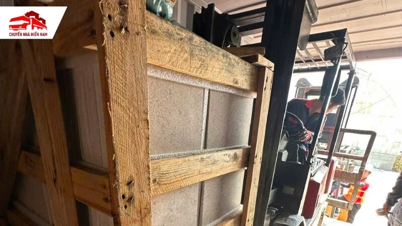 Sử dụng xe cẩu rút hàng container