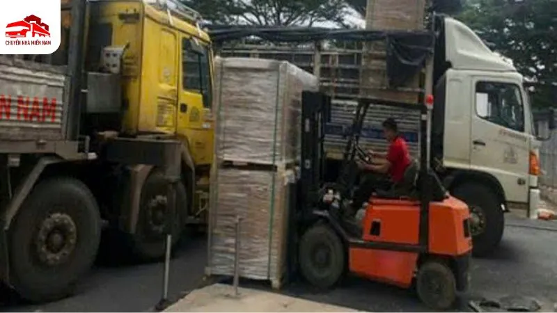 Tài xế vận hành xe nâng chuyên nghiệp