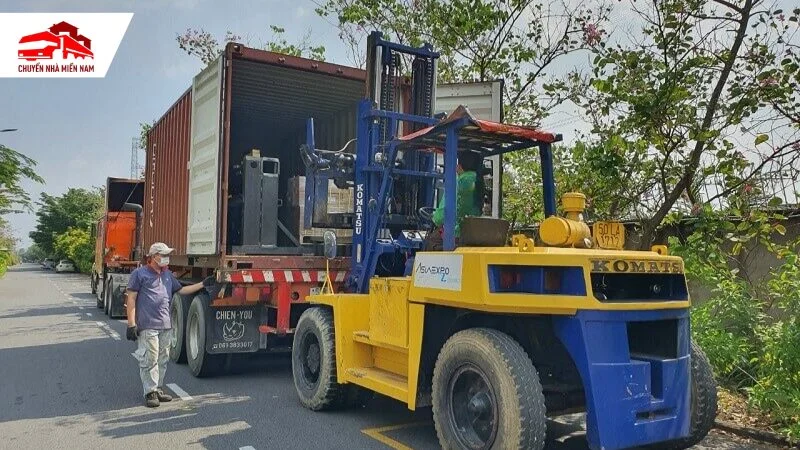 thuê xe nâng đóng rút hàng container an toàn