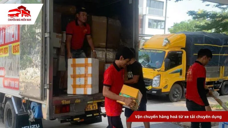 Vận chuyển hàng hoá từ xe tải chuyên dụng