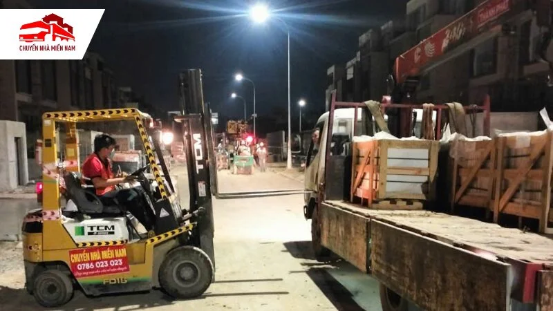 Xe nâng bốc xếp hàng hoá tại Nhơn Trạch