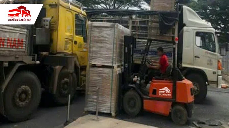 xe nâng hàng từ xe tải cẩu